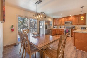 Fridge, microwave, oven, stovetop - Large 5bd-Hot Tub-Walk to Bear Mtn-Hot Tub (Big Bear Lake)