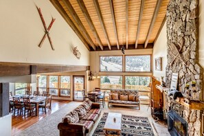 TV, fireplace - Sleeps16~Huge 5 bd~Hot tub~Suana-Walk to Bear Mtn (Big Bear)