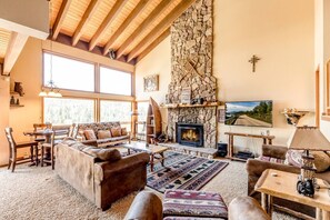 TV, fireplace - Sleeps16~Huge 5 bd~Hot tub~Suana-Walk to Bear Mtn (Big Bear)