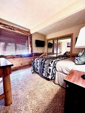 Desk, WiFi, bed sheets - Klamath Escape-4bd Hot Tub-Movie Room-Fire Pit (Big Bear City)