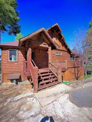 Exterior - Klamath Escape-4bd Hot Tub-Movie Room-Fire Pit (Big Bear City)