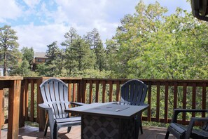 Outdoor dining - Klamath Escape-4bd Hot Tub-Movie Room-Fire Pit (Big Bear City)