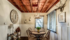 Dining - Charming Cabin~Bear Mtn~Zoo~Golf~Putting Green (Big Bear Lake)