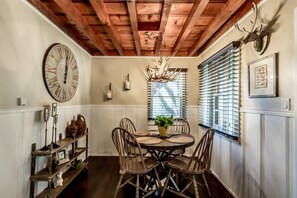 Dining - Charming Cabin~Bear Mtn~Zoo~Golf~Putting Green (Big Bear Lake)