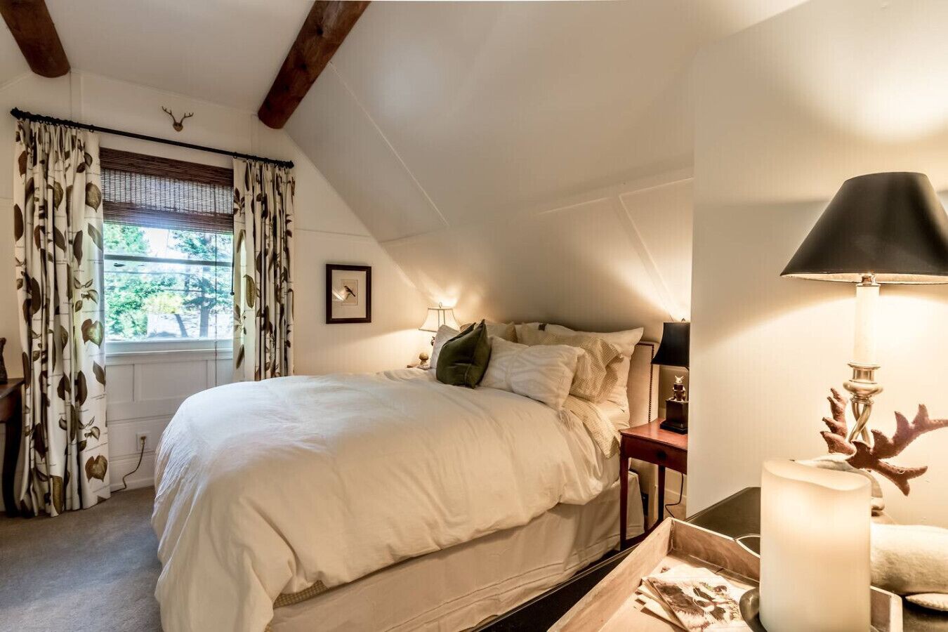 Desk, iron/ironing board, WiFi, bed sheets