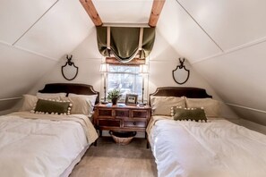 Desk, iron/ironing board, WiFi, bed sheets - Charming Cabin~Bear Mtn~Zoo~Golf~Putting Green (Big Bear Lake)