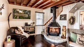 TV, fireplace - Charming Cabin~Bear Mtn~Zoo~Golf~Putting Green (Big Bear Lake)