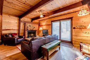 TV, fireplace - Rustic Cabin Getaway near Bear Mountain~Hiking~Zoo (Big Bear Lake)