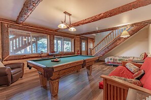 Games room - Big Bear Large 4bd-Hot Tub-Pool table-Pets-views (Big Bear)