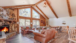 TV, fireplace - Big Bear Large 4bd-Hot Tub-Pool table-Pets-views (Big Bear)