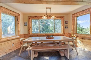 Dining - Big Bear Large 4bd-Hot Tub-Pool table-Pets-views (Big Bear)