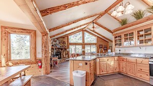 Coffee/tea maker, fridge, microwave, oven - Big Bear Large 4bd-Hot Tub-Pool table-Pets-views (Big Bear)