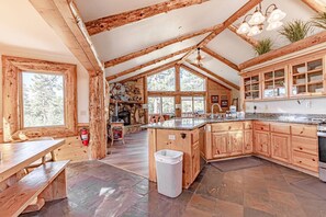 Fridge, microwave, oven, stovetop - Big Bear Large 4bd-Hot Tub-Pool table-Pets-views (Big Bear)