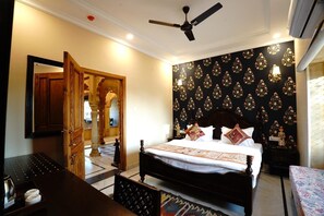 Deluxe Room | Desk - The Rising Haveli (Jaisalmer)