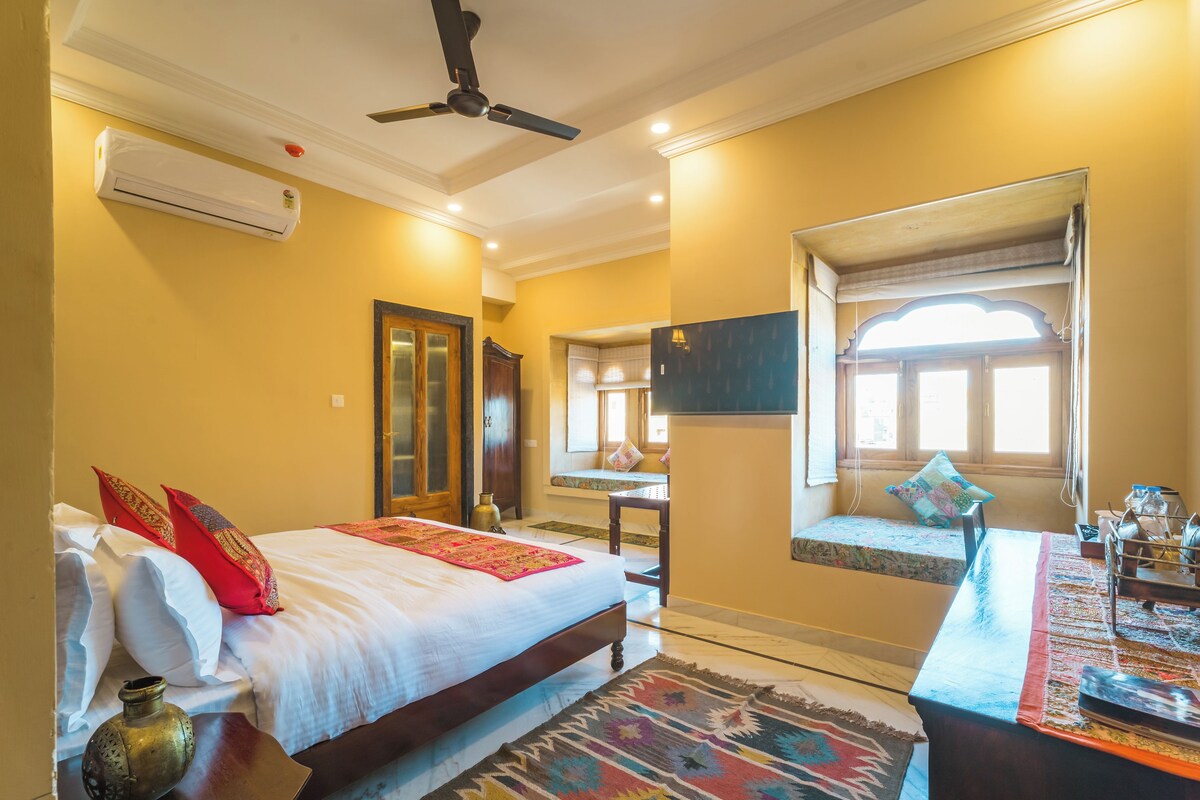 Premium Room | Minibar, desk