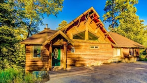 Exterior - ~BIG BEAR~ Spacious 4 Bedroom Log Cabin with Forest Views and Game Room (Big Bear)