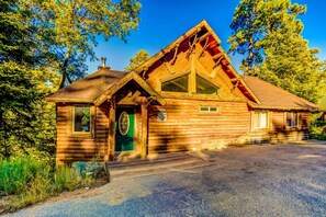 Exterior - ~BIG BEAR~ Spacious 4 Bedroom Log Cabin with Forest Views and Game Room (Big Bear)