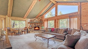 Living area - ~BIG BEAR~ Spacious 4 Bedroom Log Cabin with Forest Views and Game Room (Big Bear)