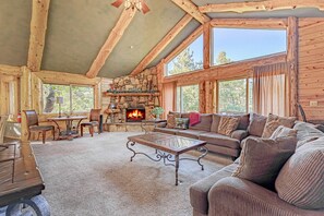 TV, fireplace - ~BIG BEAR~ Spacious 4 Bedroom Log Cabin with Forest Views and Game Room (Big Bear)