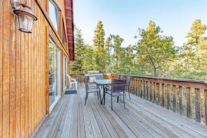 Outdoor dining - ~BIG BEAR~ Spacious 4 Bedroom Log Cabin with Forest Views and Game Room (Big Bear)