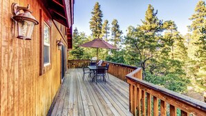 Outdoor dining - ~BIG BEAR~ Spacious 4 Bedroom Log Cabin with Forest Views and Game Room (Big Bear)