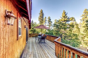 Outdoor dining - ~BIG BEAR~ Spacious 4 Bedroom Log Cabin with Forest Views and Game Room (Big Bear)