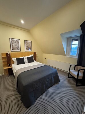 書桌、免費無線上網、床單