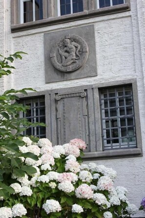 تفاصيل الفندق من الخارج