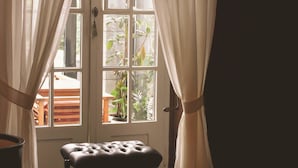 A room with a wooden bench, a window with curtains, and a view of the outdoors. - Villa Weißer Berg (Neuwied)