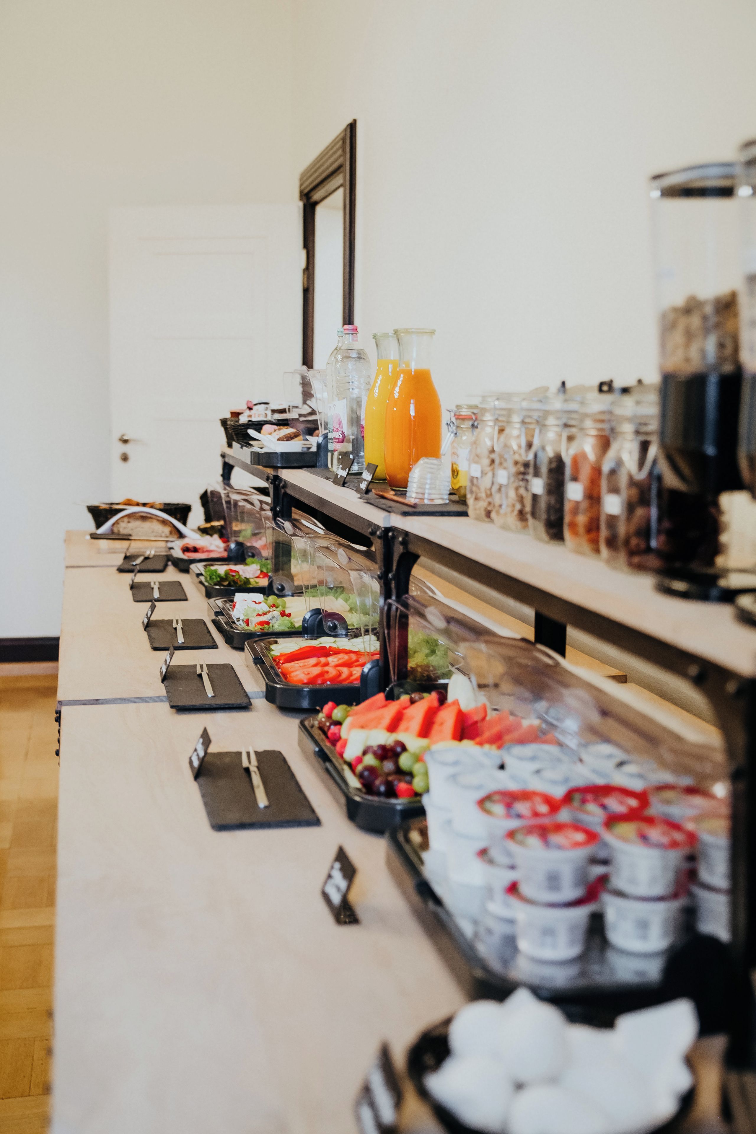 Ein reichhaltiges Buffet mit verschiedenen Speisen und Getränken.
