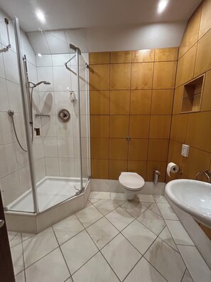 吹風機、毛巾、肥皂、洗髮精