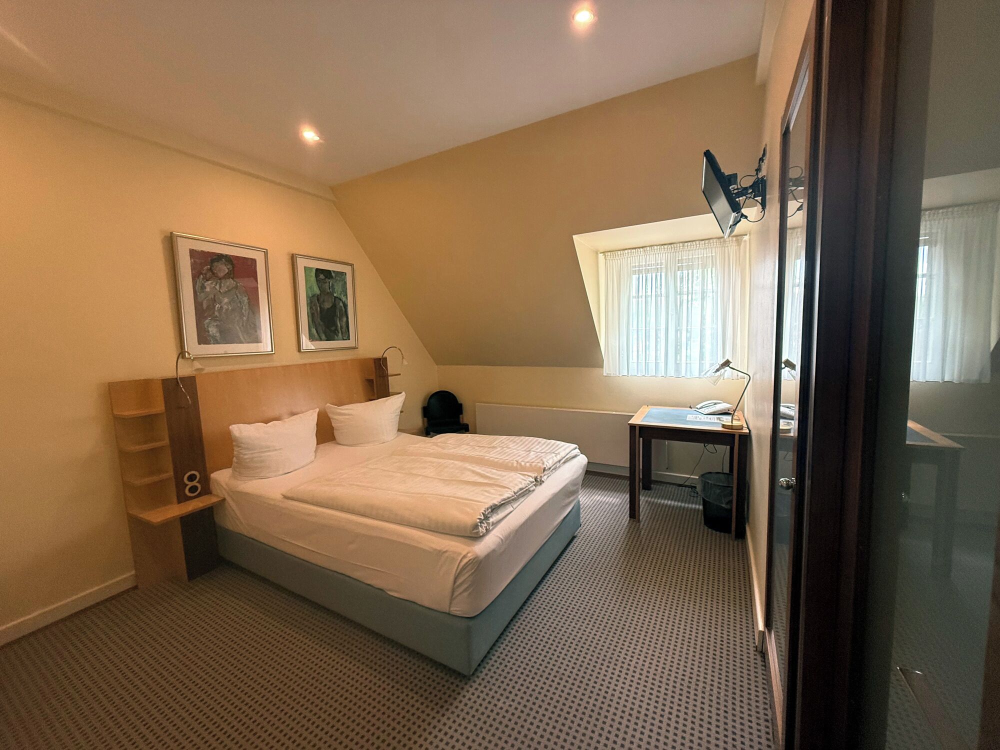 Kahden hengen perushuone, näköala puutarhaan | Työpöytä, ilmainen Wi-Fi