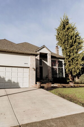 Exterior - Peaceful 4-bedroom house in charming Clackamas (clackamas)