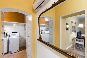 Jääkaappi, mikroaaltouuni, liesi, astianpesukone