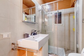Douche, serviettes fournies, shampoing
