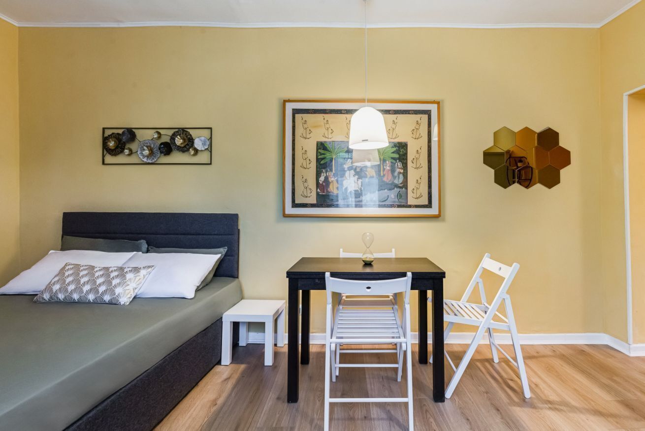 Bureau, fer et planche à repasser, lit de bébé portatif