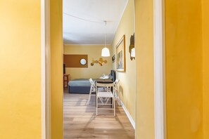 Schreibtisch, Bügeleisen/Bügelbrett, Reisekinderbett