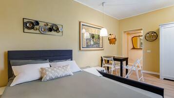 Työpöytä, silitysrauta/-lauta, vauvan matkasänky