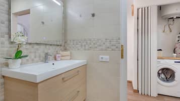 Shower, hair dryer, towels