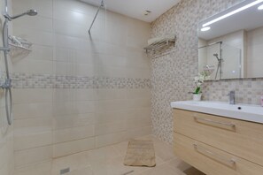 Shower, hair dryer, towels - Vacation Home 'Casa Lotti with Ocean View' with Shared Pool, Private Terrace and Wi-Fi (Santa Cruz de Tenerife)