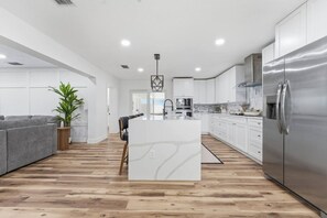 Geladeira, micro-ondas, fogão, cooktop
