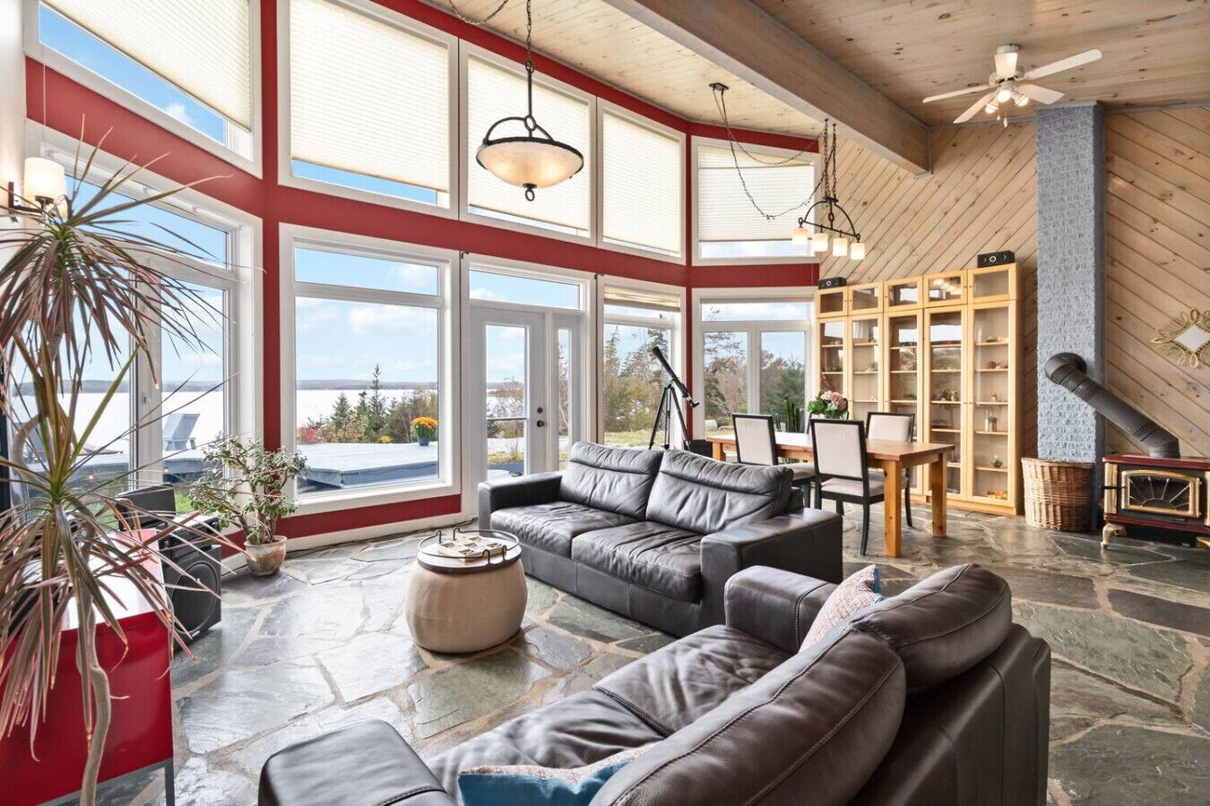 Fernseher, Kamin, Stereoanlage