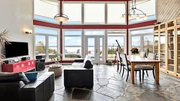 Een televisie, een open haard en een stereo