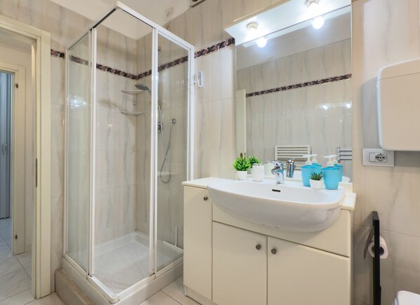 Douche, bidet, serviettes fournies