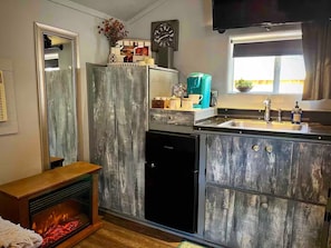 Kühlschrank, Mikrowelle, Wasserkocher mit Kaffee-/Teezubehör, Toaster