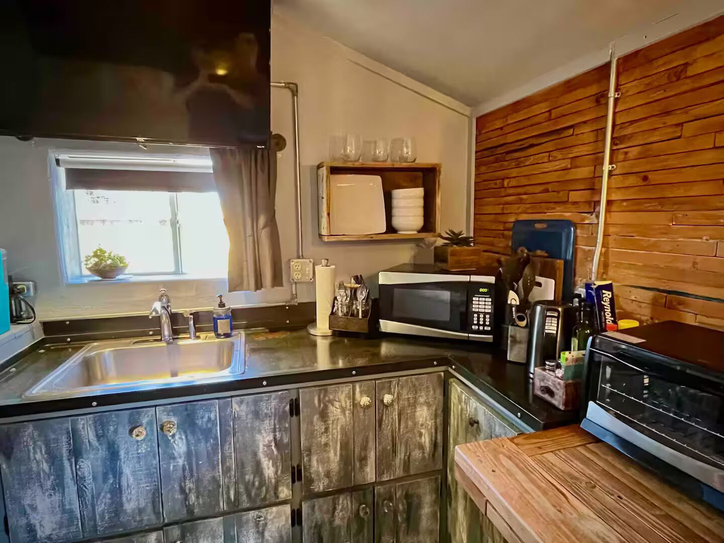 Refrigerador, microondas, cafetera y tetera y tostadora 