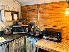 Kühlschrank, Mikrowelle, Wasserkocher mit Kaffee-/Teezubehör, Toaster