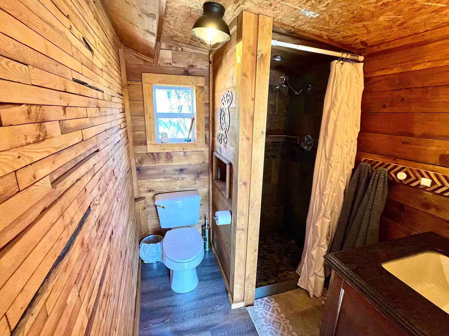 Suihku, hiustenkuivaaja, pyyhkeet, saippua