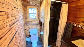 Suihku, hiustenkuivaaja, pyyhkeet, saippua