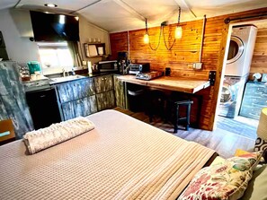 1 habitación, tabla de planchar con plancha, wifi gratis y ropa de cama 